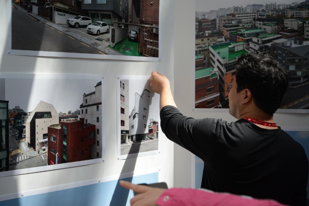 한국관 《용적률 게임》 신경섭 작품 패널 설치과정 사진