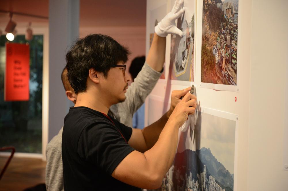 한국관 《용적률 게임》 신경섭 작품 패널 설치과정 사진