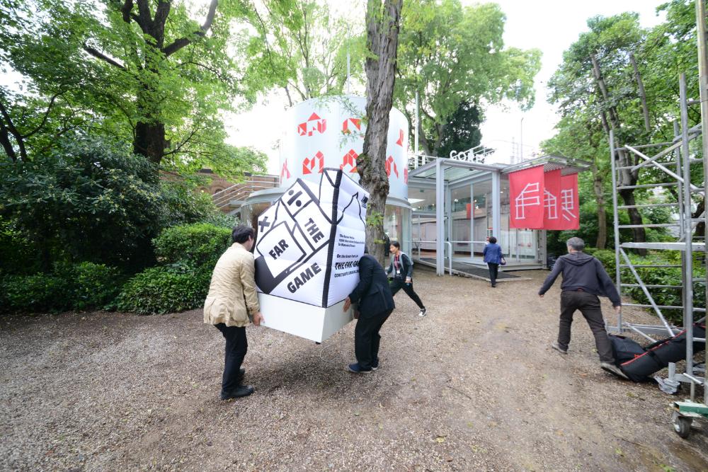 한국관 《용적률 게임》 외부 키오스크 설치과정 사진 2