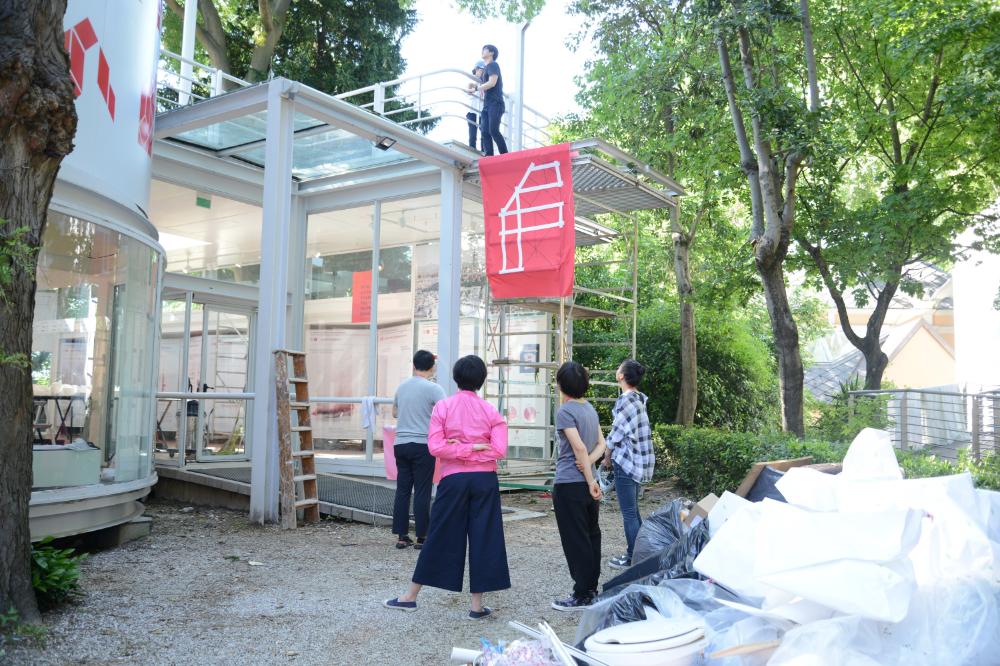 한국관 《용적률 게임》 전시장 외부 설치과정 사진