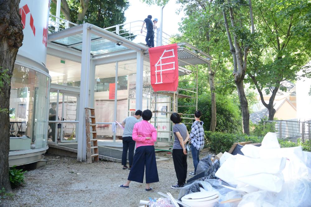 한국관 《용적률 게임》 전시장 외부 설치과정 사진