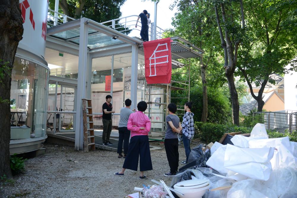 한국관 《용적률 게임》 전시장 외부 설치과정 사진