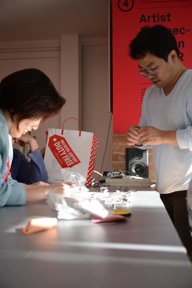 한국관 《용적률 게임》 관련자 전시준비 모습