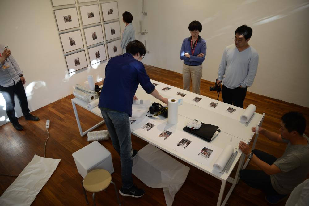 한국관 《용적률 게임》 관련자 전시준비 모습