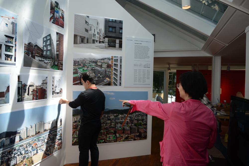 한국관 《용적률 게임》 관련자 전시준비 모습