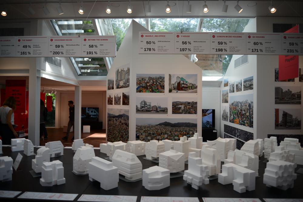한국관 《용적률 게임》 방문자들의 모습