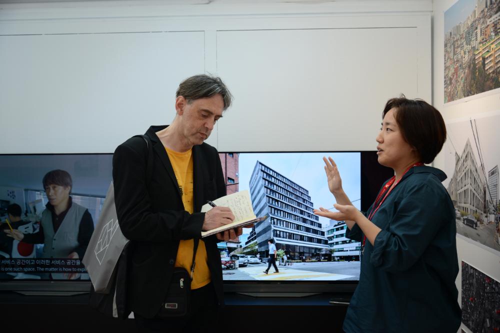 한국관 《용적률 게임》 방문자들의 모습