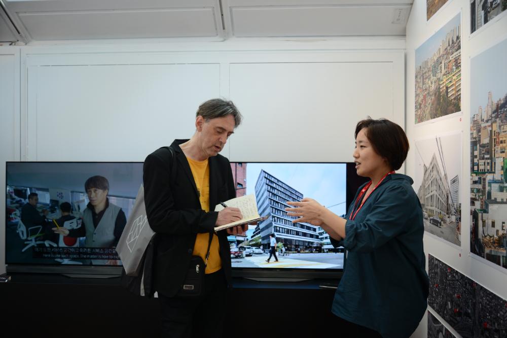 한국관 《용적률 게임》 방문자들의 모습