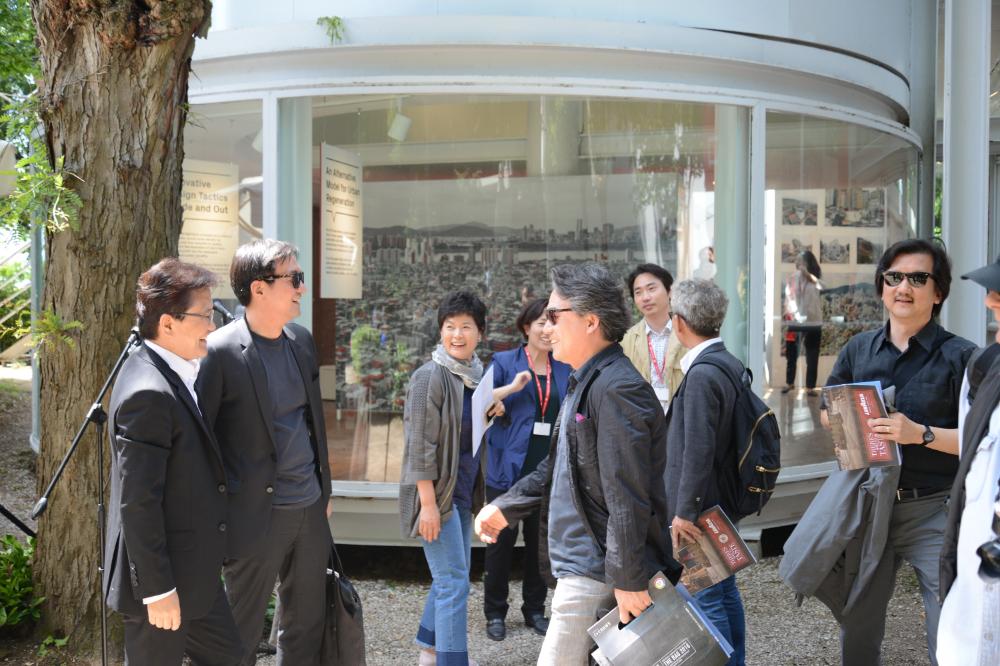 한국관 《용적률 게임》 방문자들의 모습