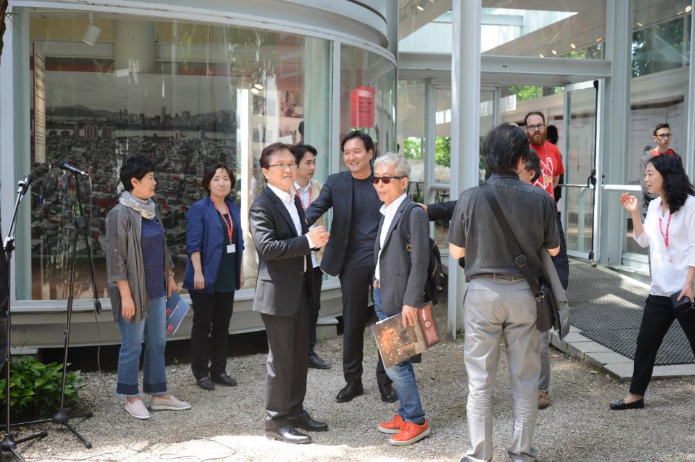 한국관 《용적률 게임》 방문자들의 모습