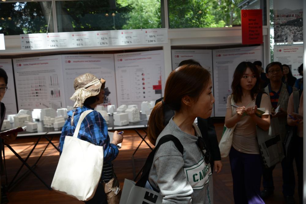 한국관 《용적률 게임》 방문자들의 모습