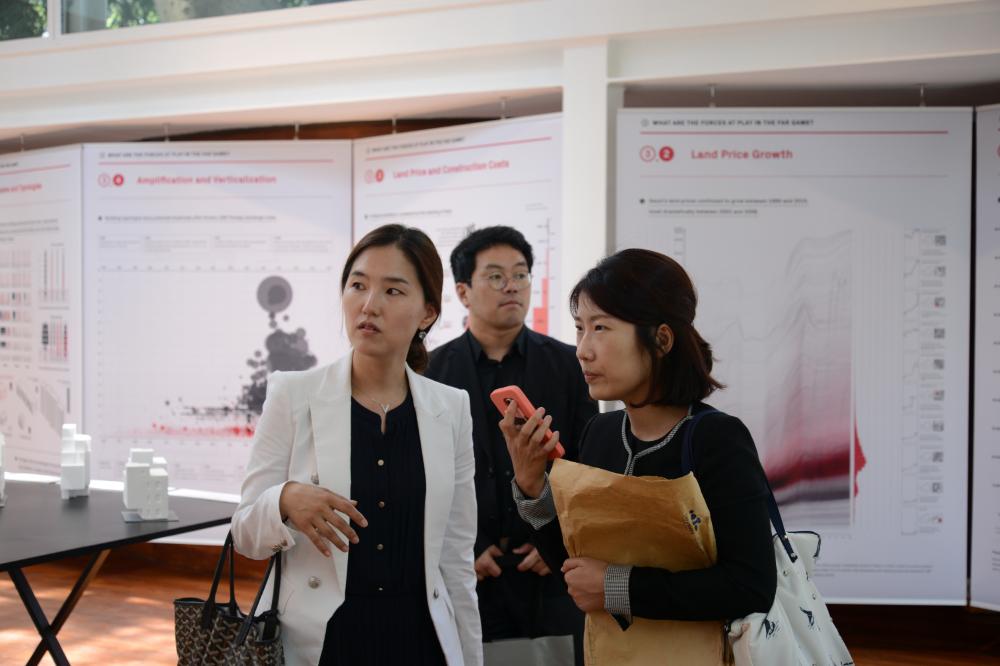 한국관 《용적률 게임》 방문자들의 모습