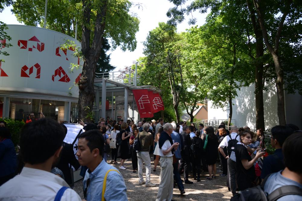 한국관 《용적률 게임》 방문자들의 모습