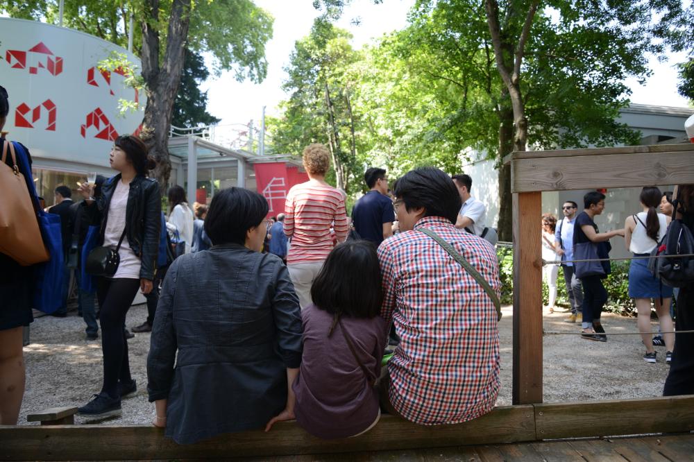 한국관 《용적률 게임》 방문자들의 모습