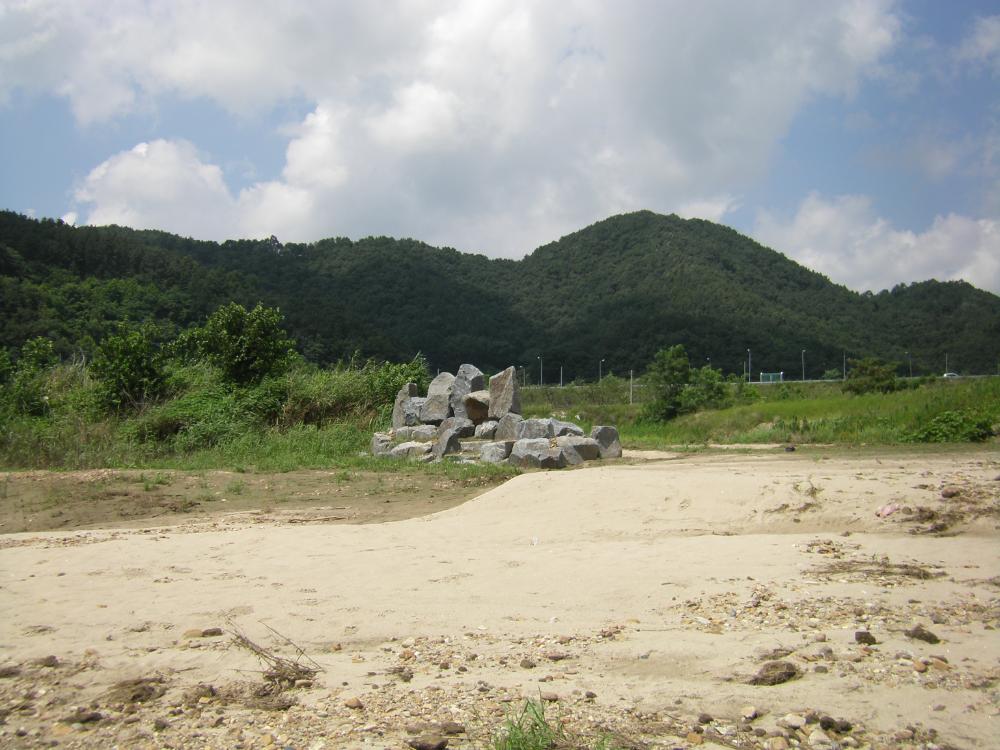 〈날 그냥 흐르게 좀 내버려둬〉 설치 후 변화과정 사진