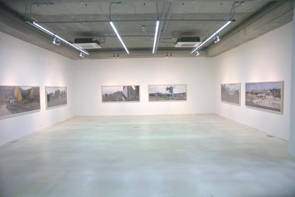2009년 강홍구 개인전 《사라지다：은평 뉴타운에 관한 어떤 기록》 전시 전경 사진파일 3