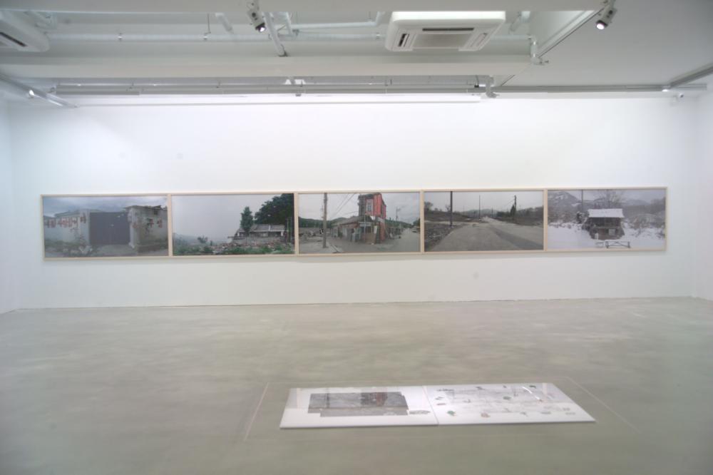 2009년 강홍구 개인전 《사라지다：은평 뉴타운에 관한 어떤 기록》 전시 전경 사진파일