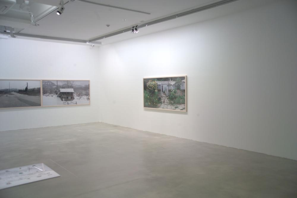 2009년 강홍구 개인전 《사라지다：은평 뉴타운에 관한 어떤 기록》 전시 전경 사진파일