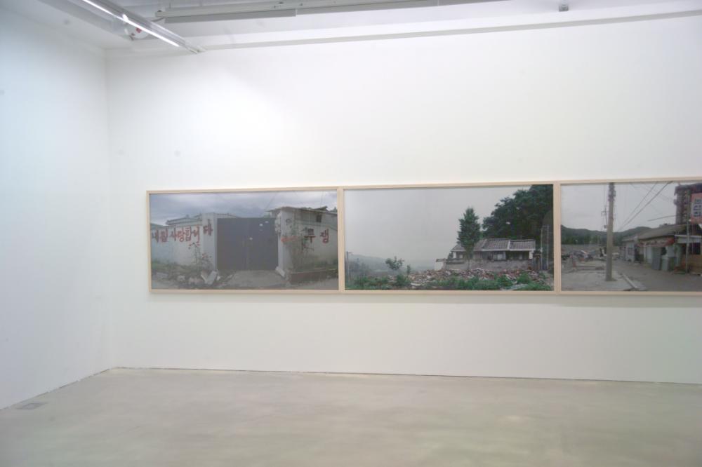2009년 강홍구 개인전 《사라지다：은평 뉴타운에 관한 어떤 기록》 전시 전경 사진파일