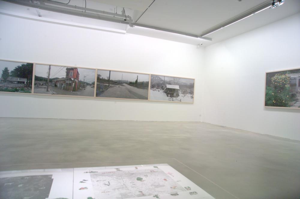 2009년 강홍구 개인전 《사라지다：은평 뉴타운에 관한 어떤 기록》 전시 전경 사진파일