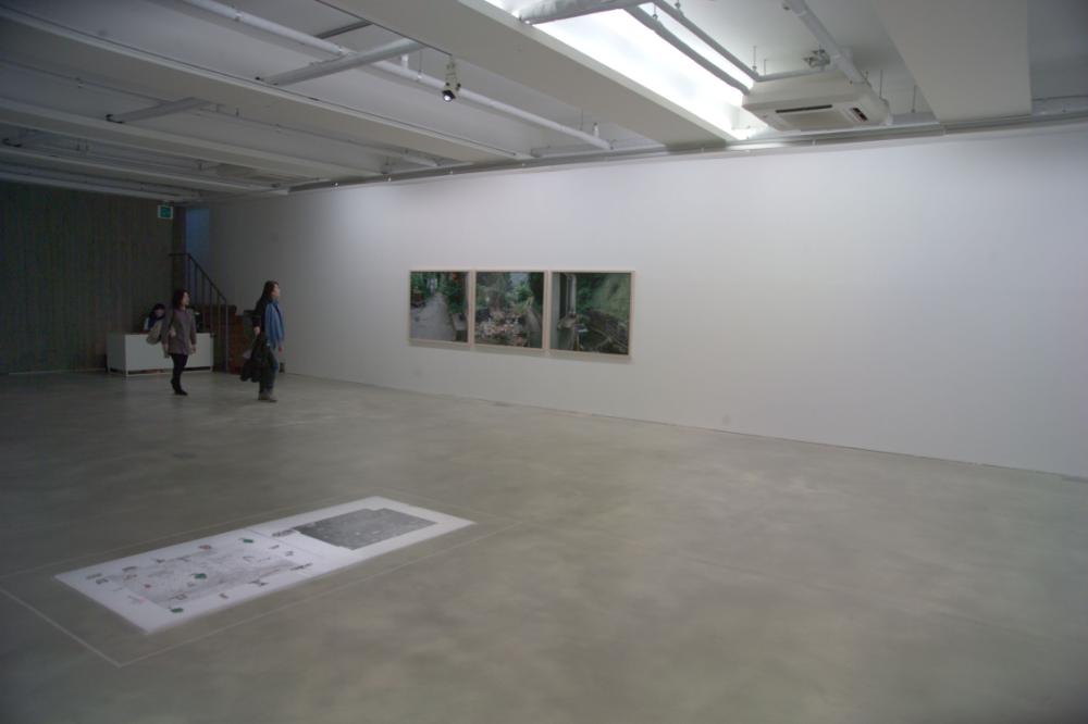 2009년 강홍구 개인전 《사라지다：은평 뉴타운에 관한 어떤 기록》 전시 전경 사진파일