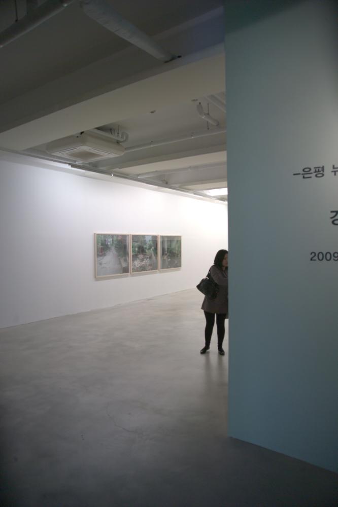 2009년 강홍구 개인전 《사라지다：은평 뉴타운에 관한 어떤 기록》 전시 전경 사진파일