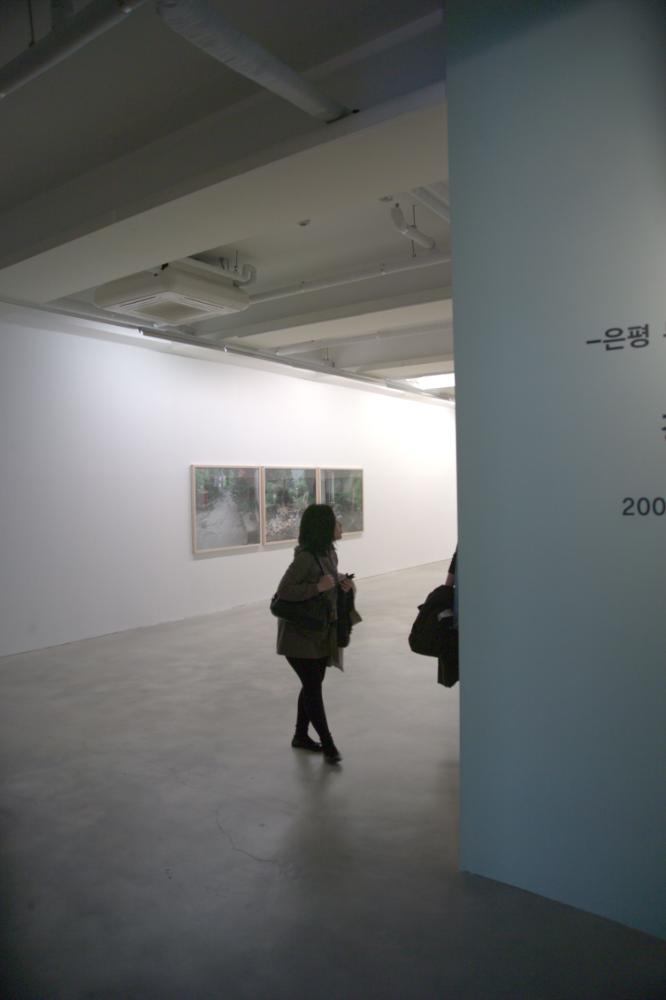 2009년 강홍구 개인전 《사라지다：은평 뉴타운에 관한 어떤 기록》 전시 전경 사진파일