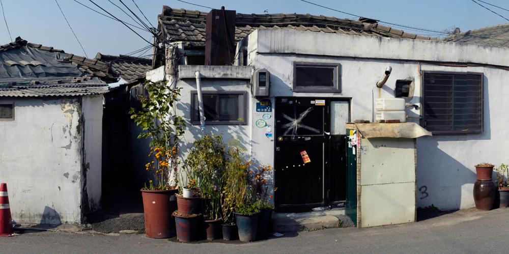 2001년부터 2021까지 촬영한 사진을 모아 제작한 〈은평 뉴타운 연대기〉 사진파일