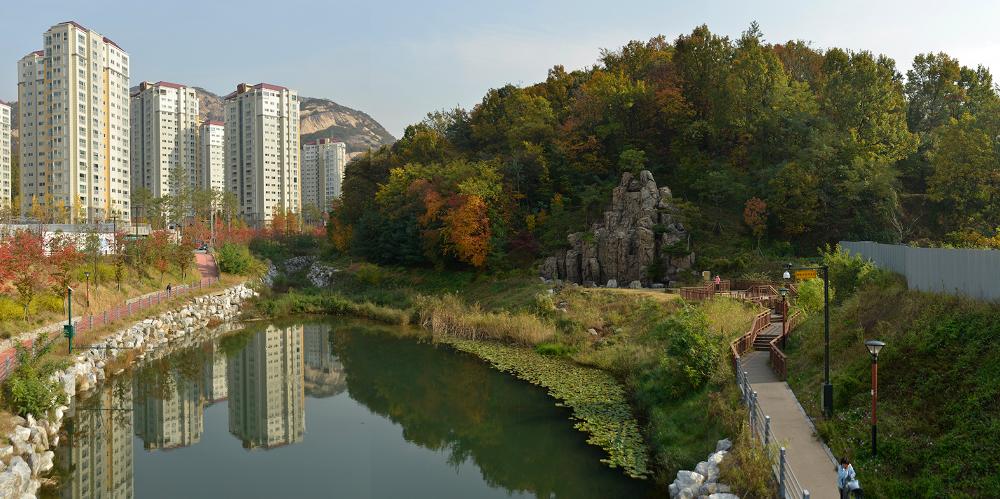 2001년부터 2021까지 촬영한 사진을 모아 제작한 〈은평 뉴타운 연대기〉 사진파일