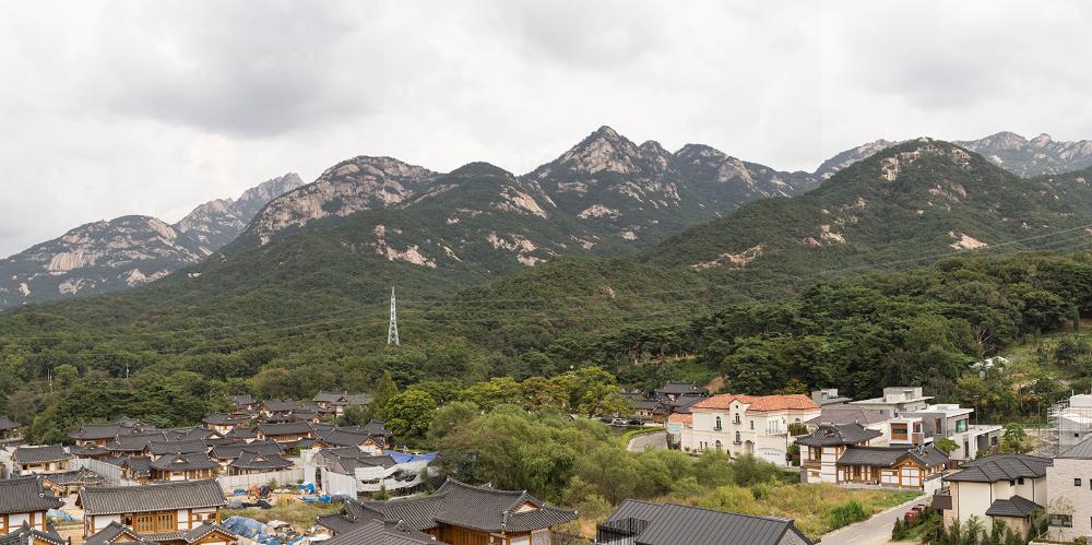 2001년부터 2021까지 촬영한 사진을 모아 제작한 〈은평 뉴타운 연대기〉 사진파일