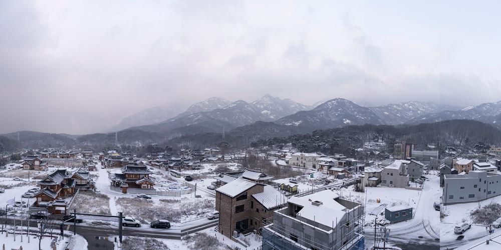 2001년부터 2021까지 촬영한 사진을 모아 제작한 〈은평 뉴타운 연대기〉 사진파일