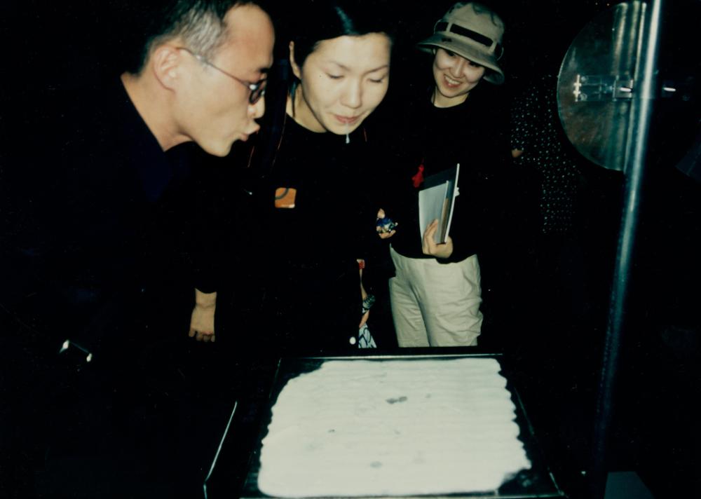 1999년 아트선재센터 《주차금지-주차장 프로젝트》에서 진행된 〈침뱉기(Spil it out)〉사진 5