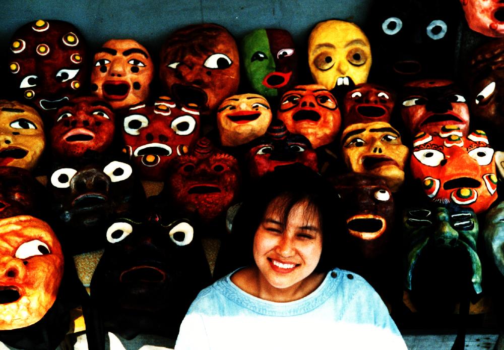 1989년 탈을 배경으로 촬영한 정정엽 사진 1