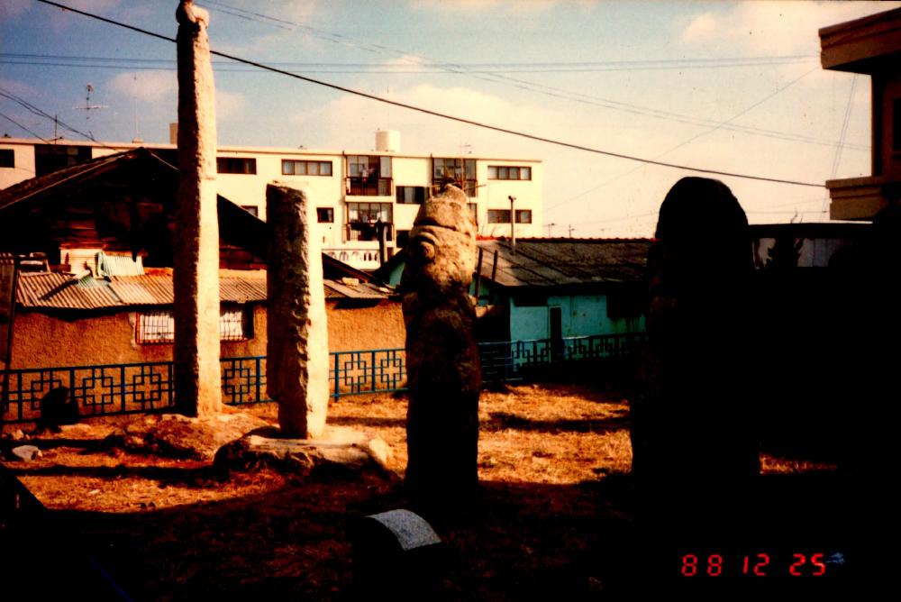 1988년 12월 25일 부안 서문안 당산 중요민속문화재 제18호를 촬영한 사진 1