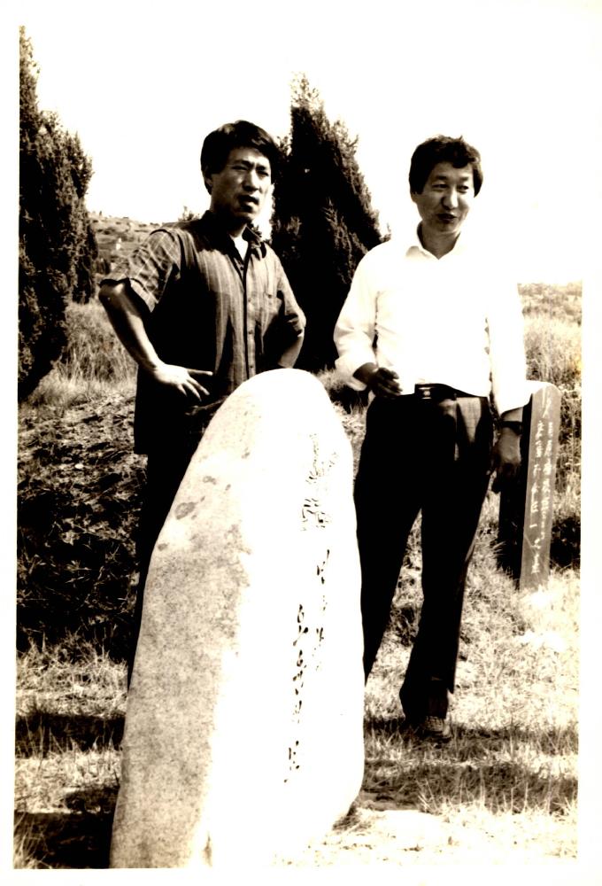 민족화가 오윤의 묘 기념촬영 흑백사진과 컬러사진 2