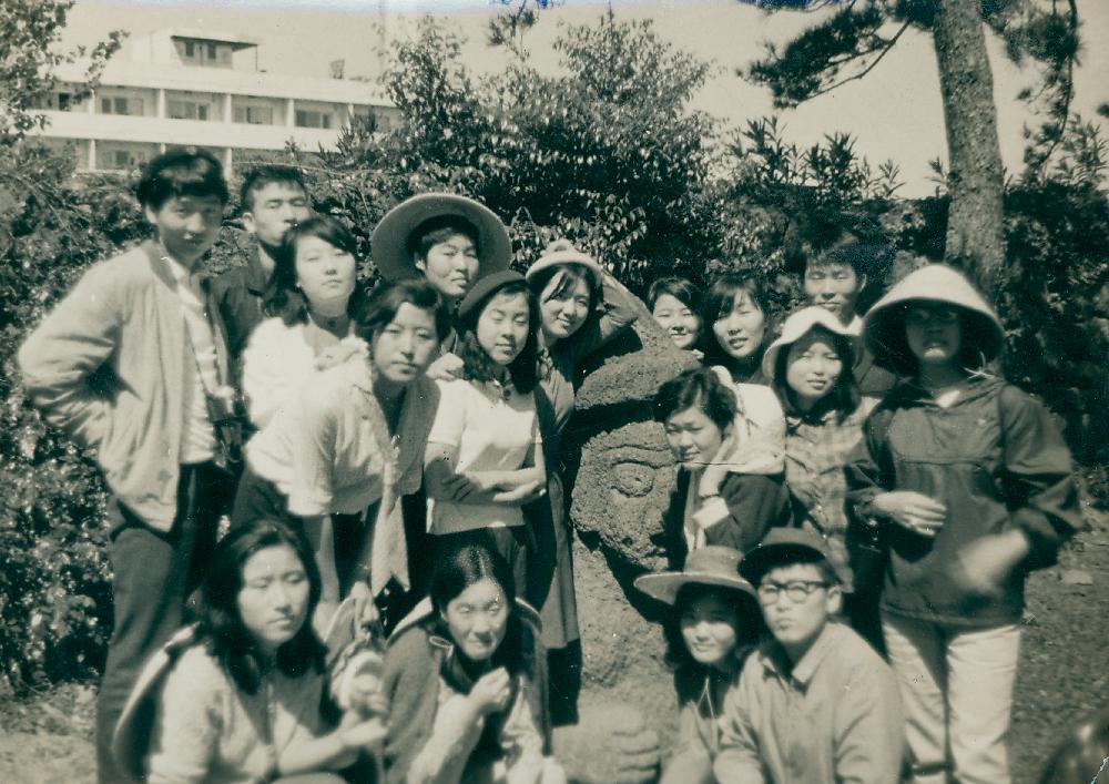 1968년 5월 제주도와 부산 여행 흑백사진