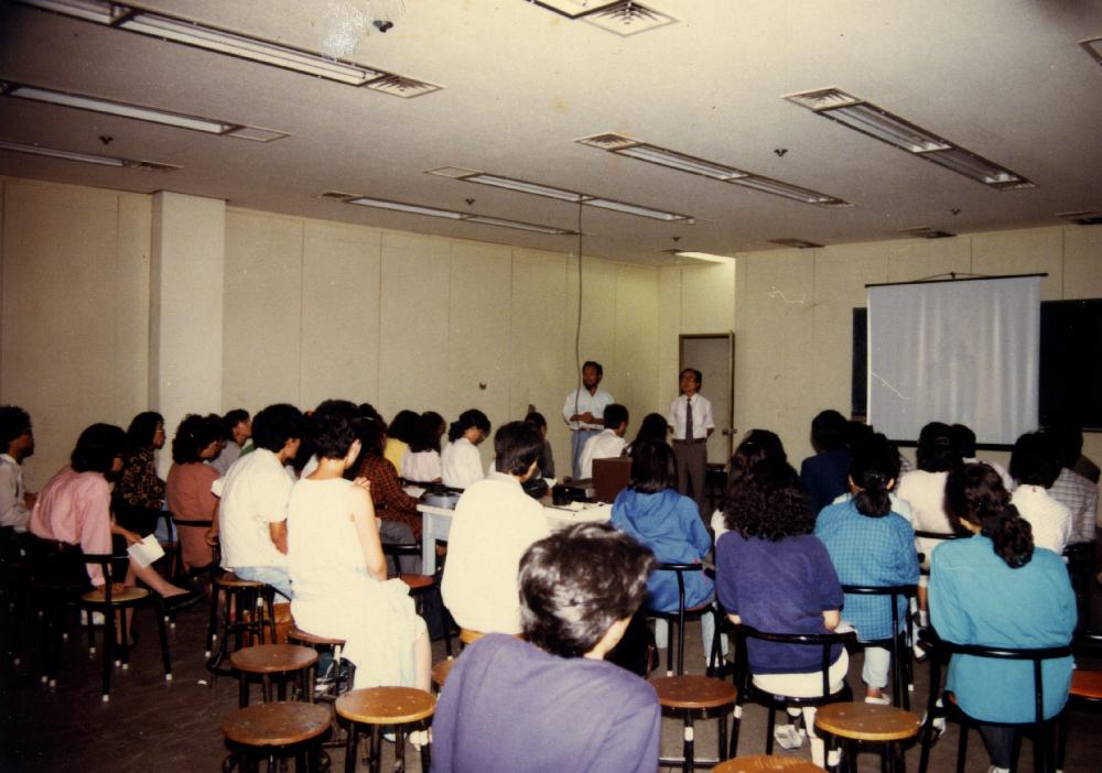 1988년 청주대학교에서 촬영한 《독일 미술 슬라이드 감상회》사진 1