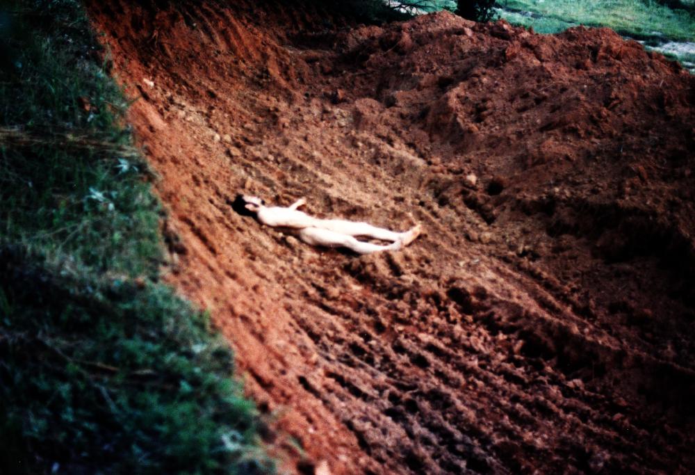 1990년대 공주 이인면에서의 〈갈아엎어진 땅위에 눕기〉 사진 1