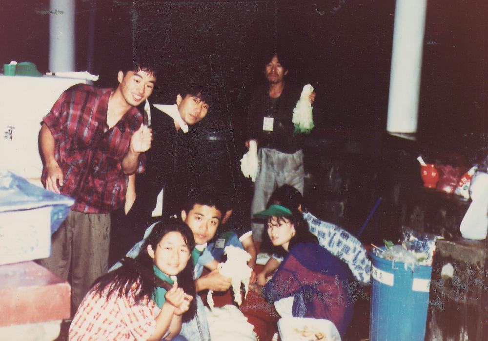 1991년 《금강에서의 국제자연미술전》에 참가자들이 음식을 만드는 모습을 촬영한 사진 1