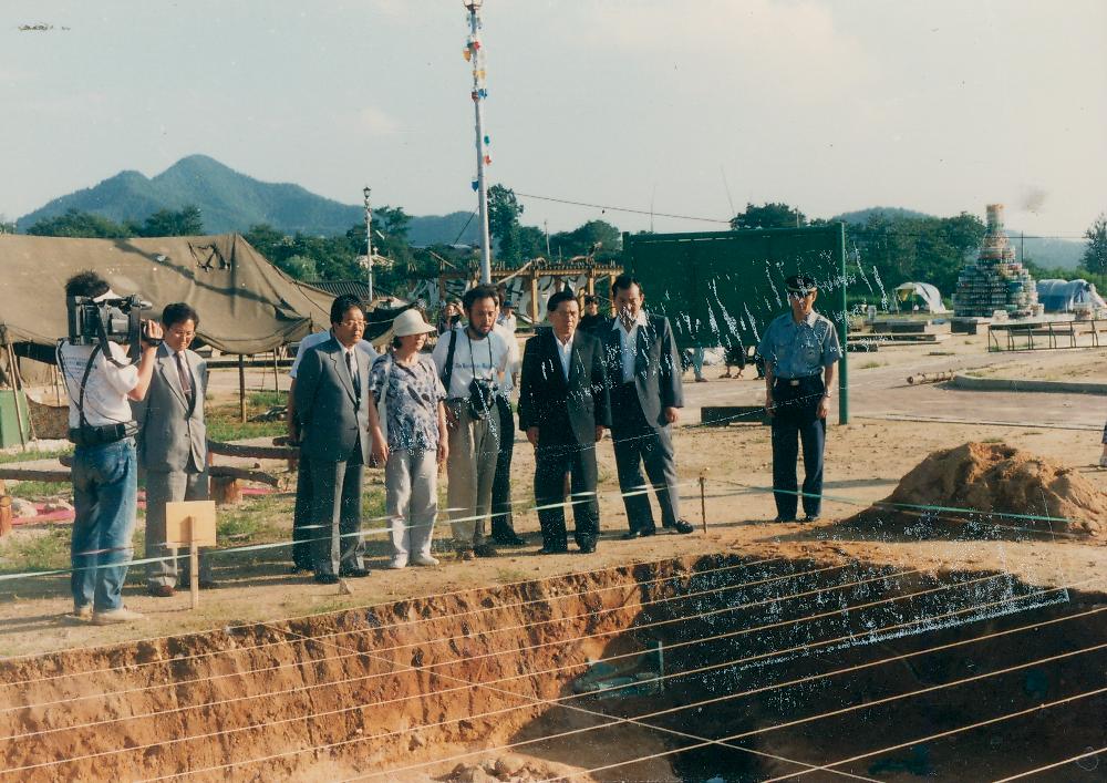 1991년 《금강에서의 국제자연미술전》을 방문한 도지사 촬영 사진