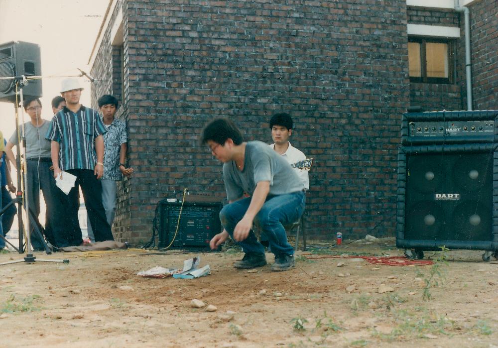 시니치 히라이의 야외 퍼포먼스 사진