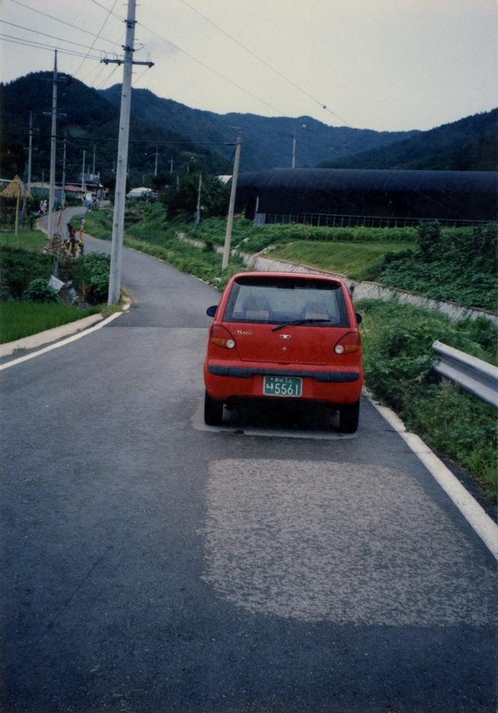 2001년 《예술과 마을》을 방문한 차량들을 촬영한 사진 3