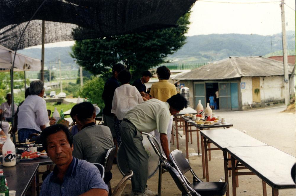 동원 1리 마을회관 앞에서 촬영한 행사 사진 2