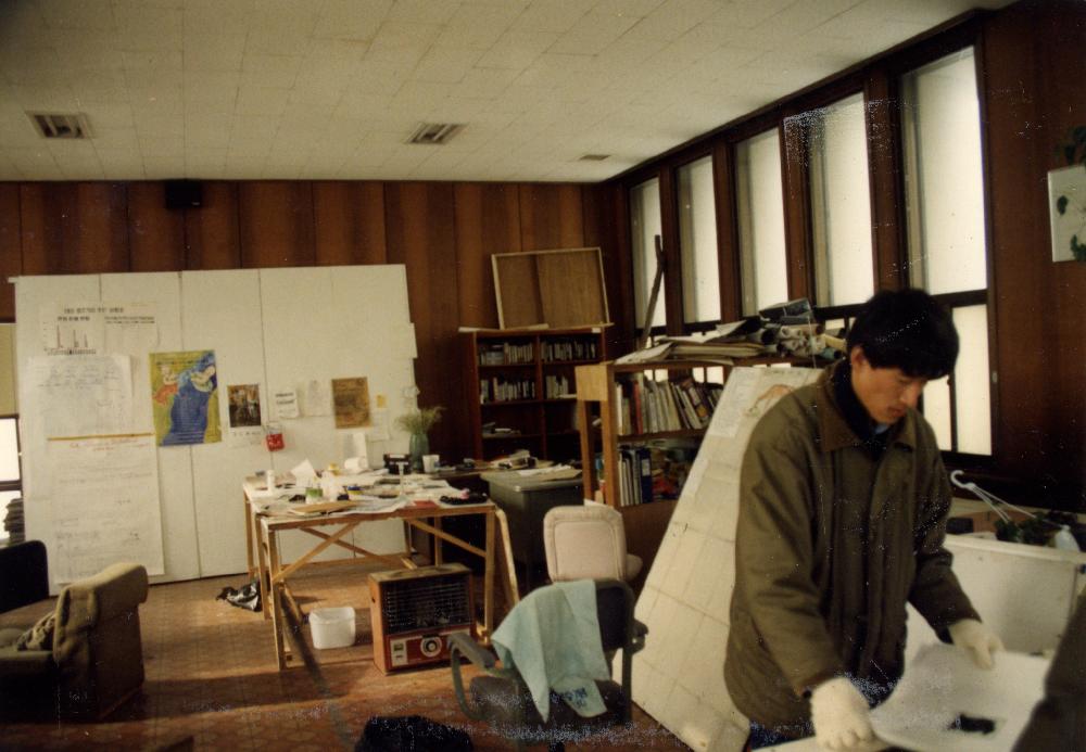 1991년 야투 자연미술의 집 2층 국제자연미술전 준비 사무실의 이성원을 촬영한 사진 2