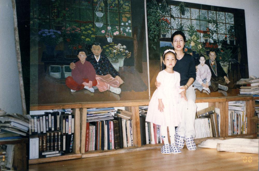2000년 〈본춘이와 화가아저씨〉을 배경으로 촬영한 사진 2