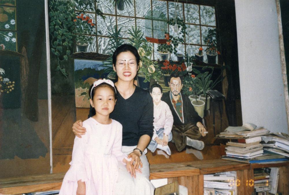 2000년 〈본춘이와 화가아저씨〉을 배경으로 촬영한 사진 3