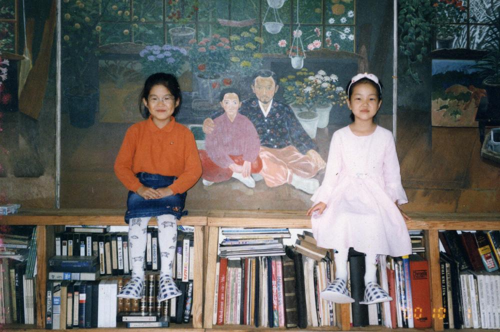 2000년 〈본춘이와 화가아저씨〉을 배경으로 촬영한 사진 4