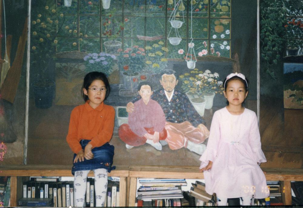 2000년 〈본춘이와 화가아저씨〉을 배경으로 촬영한 사진 5