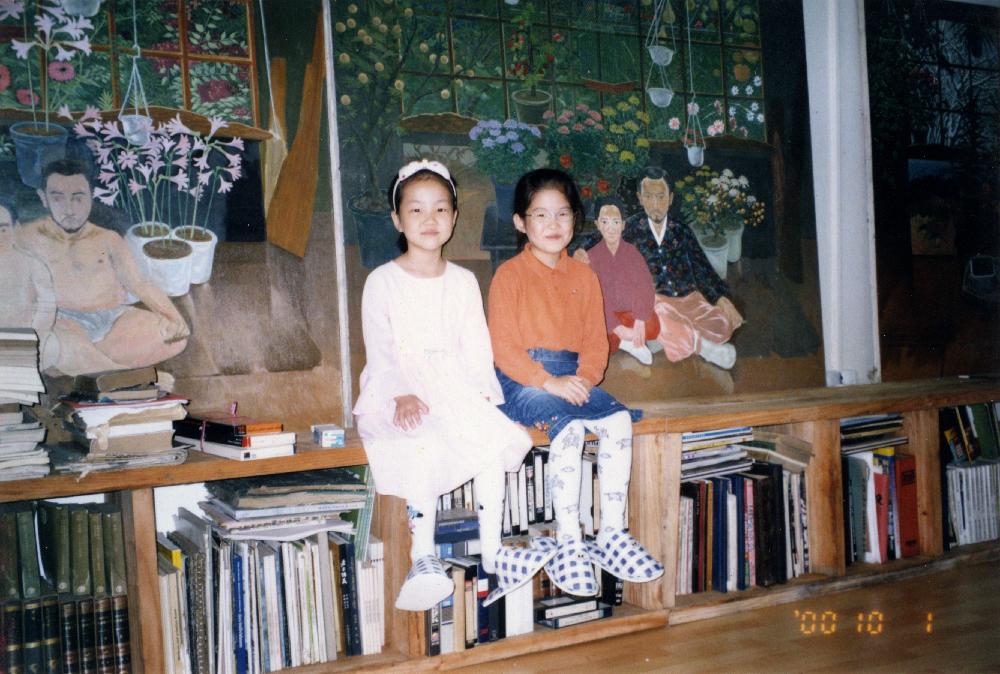 2000년 〈본춘이와 화가아저씨〉을 배경으로 촬영한 사진 6