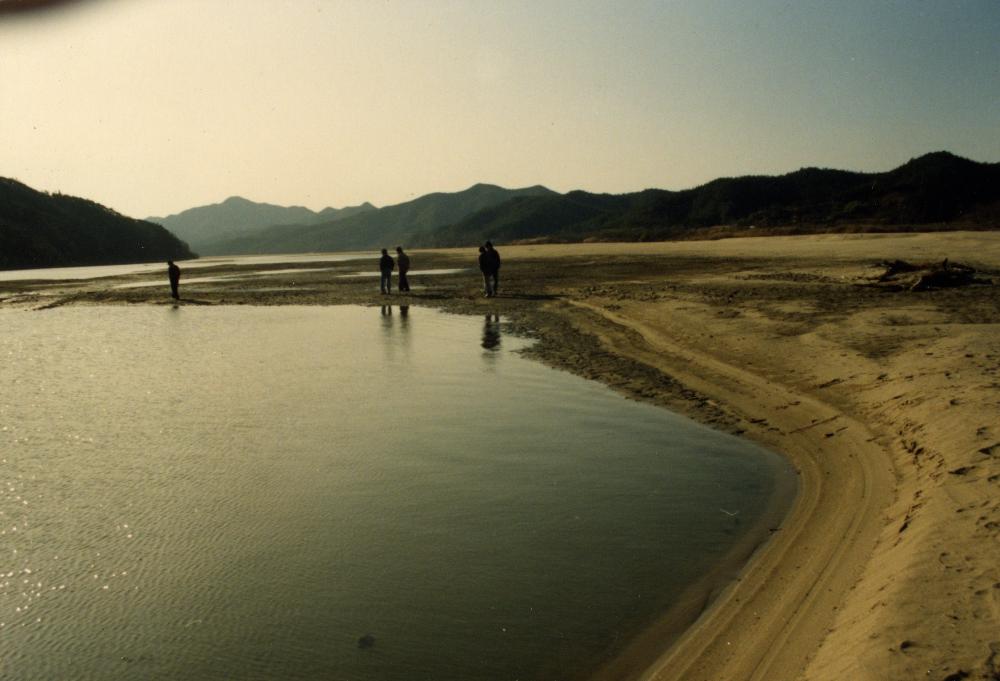 1992년 공주 금강 되데울나루에서, 드로잉 〈높은음자리표〉의 사진 1